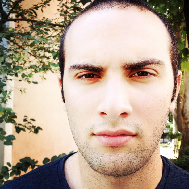 一个年轻的土耳其人在户外的肖像图片下载