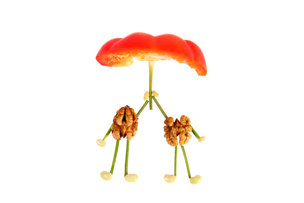 健康饮食。两个核桃做的滑稽小人图片下载