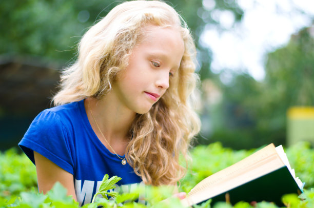 女孩读图片下载