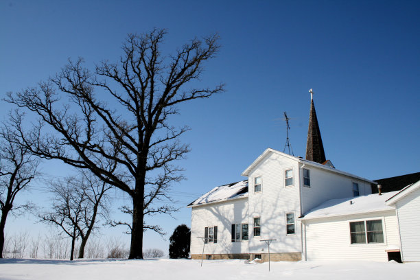 白雪中的白色教堂图片下载