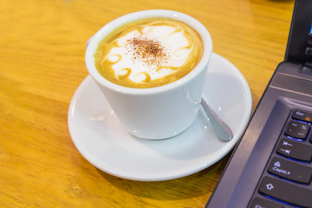 桌上有热咖啡图片下载