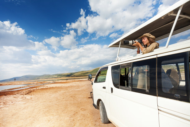 年轻女子拍摄非洲大草原的照片图片下载