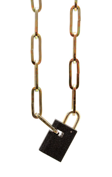 链条上的挂锁隔离在白色背景上图片下载