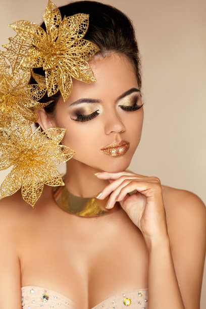 美丽的女孩与金花。美女模特脸。图片下载