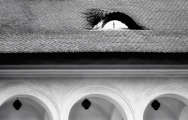 屋顶窗上的十字架图片下载