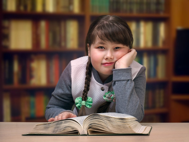 在图书馆看书的戴眼镜女孩图片下载