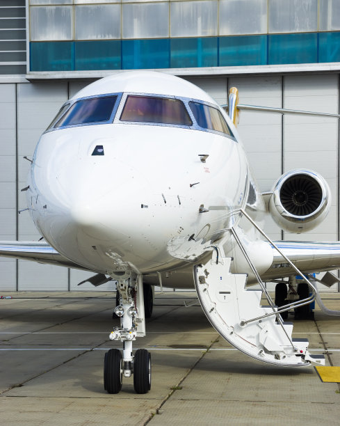 私人飞机在机库图片下载