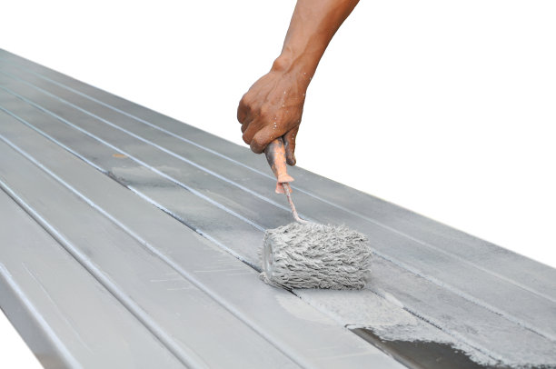 手被涂在钢铁上。图片下载