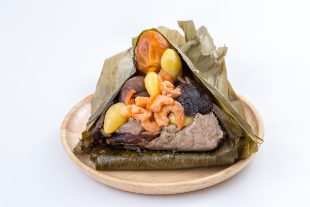 白色背景上的粽子或糯米团子素材图片