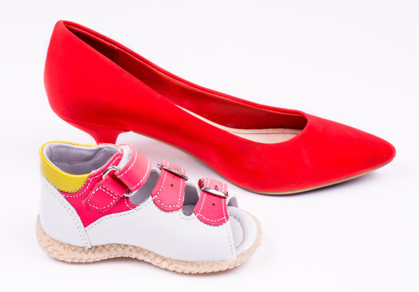 婴儿和成人鞋隔离图片下载