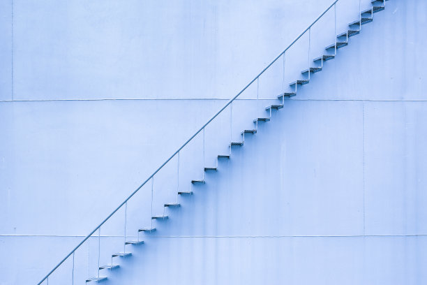 楼梯在油箱的蓝色墙壁上图片下载
