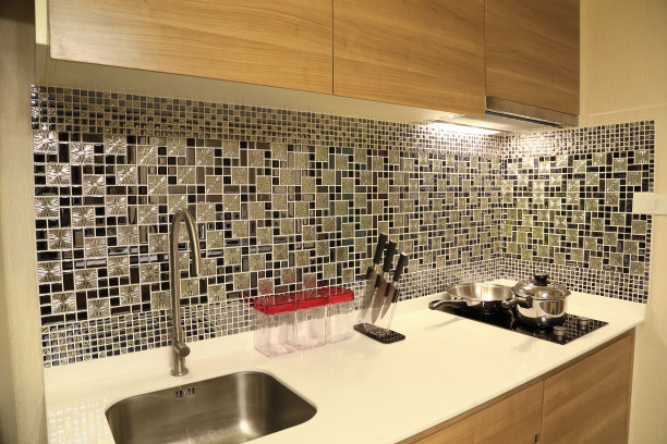 公寓厨房的豪华室内设计采用暖色调图片下载