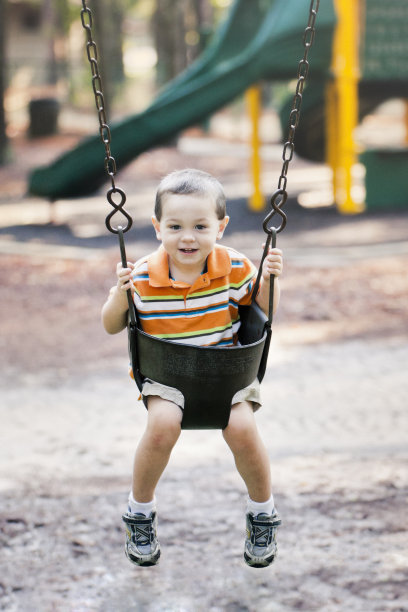 荡秋千的小男孩图片下载