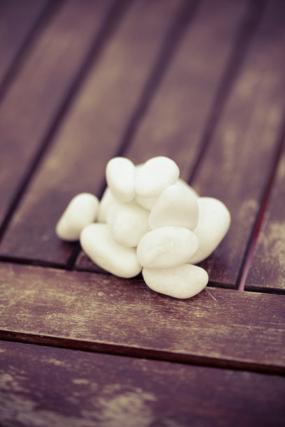 木头桌子上的石头图片下载