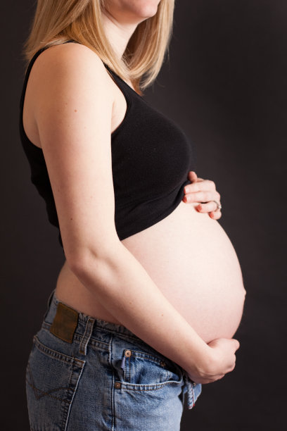 白人孕妇，双手放在腹部，隔离图片下载
