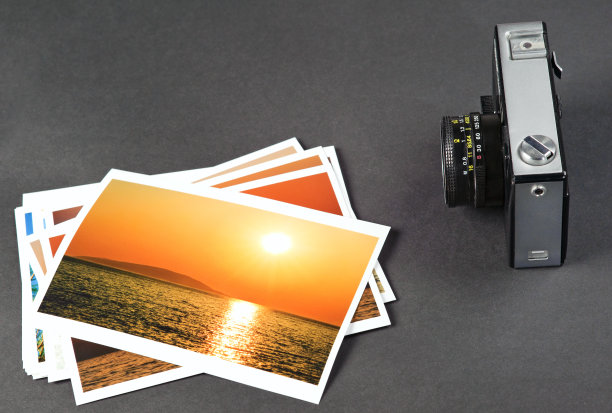 复古相机和印刷品图片下载