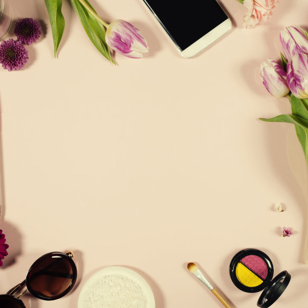 创造性的美丽女性安排鲜花和化妆品图片下载