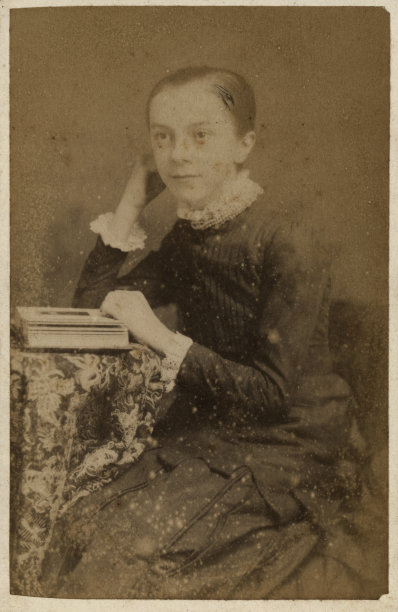 维多利亚时代的女孩褪色的老照片图片下载