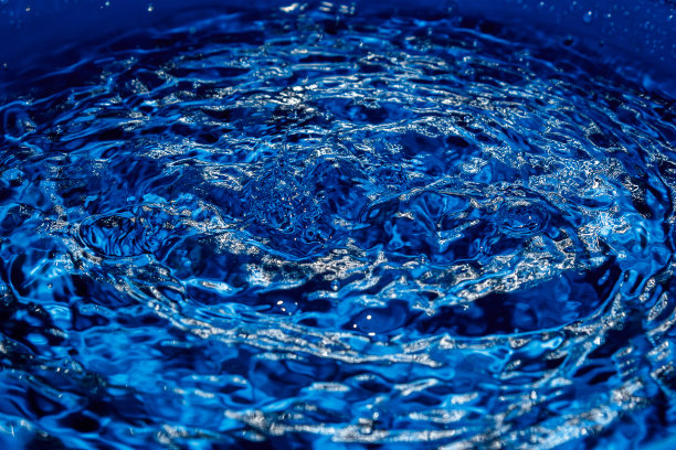 蓝色的水面图片下载