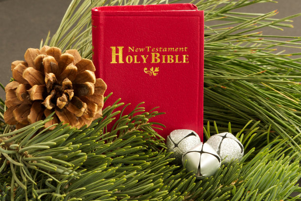 圣经，松果和银铃图片下载