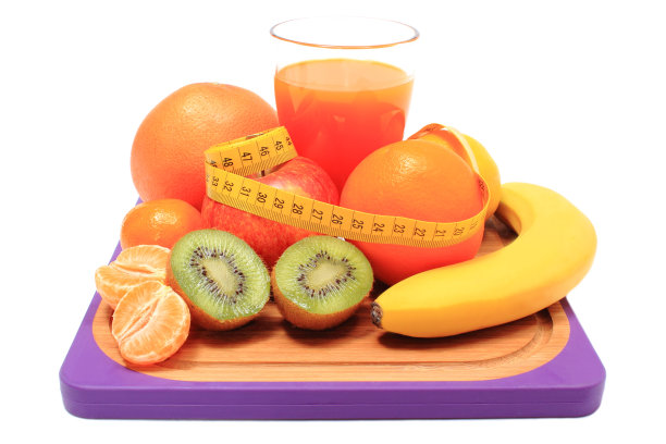 新鲜水果，卷尺和一杯果汁图片下载