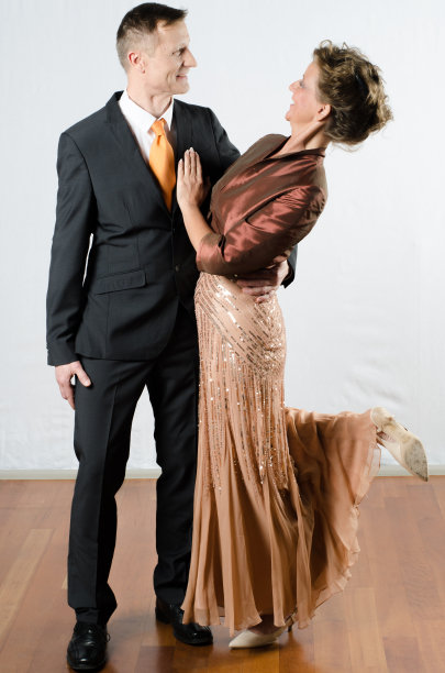 晚会上的情侣图片下载