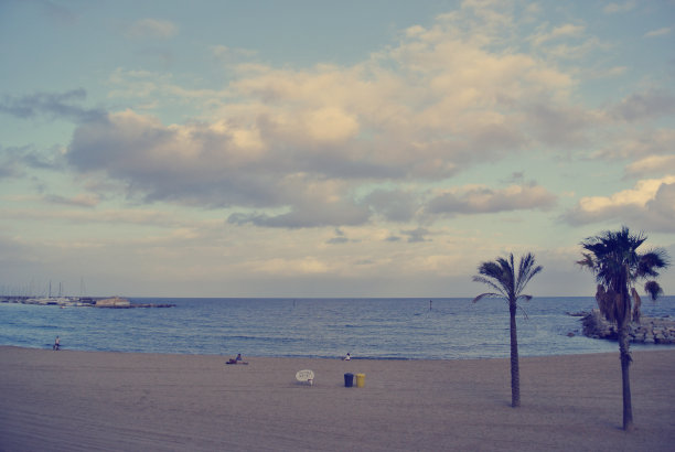 日落后的巴塞罗那海滩;复古的风格图片下载