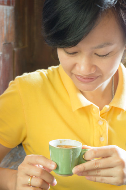 顾客享受热浓缩咖啡图片下载