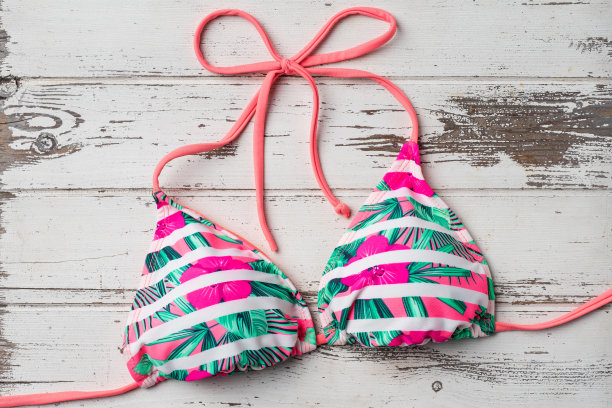 泳衣放在白色的木桌上图片下载