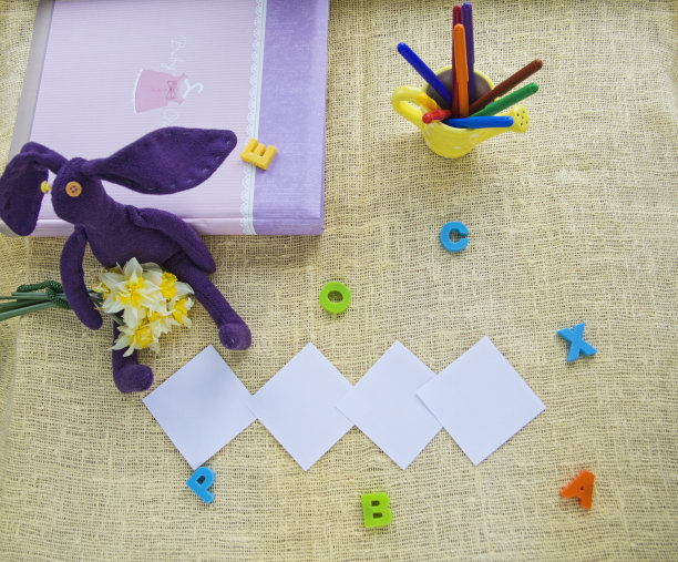 有花、字母和记号笔的玩具兔子图片下载