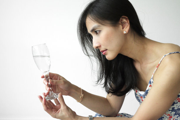 年轻的女士正在喝酒图片下载