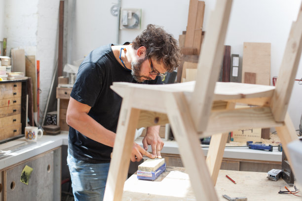 家具设计师，木匠在磨刀图片下载