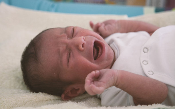 婴儿哭了图片下载