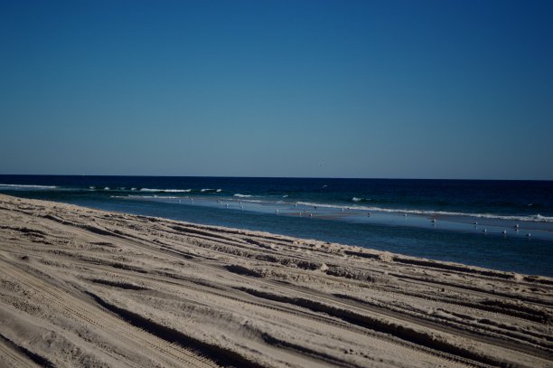 行驶在海滩图片下载