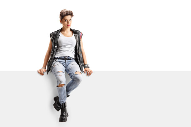 朋克女孩坐在控制板上看着摄像机图片下载