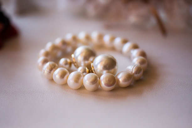 婚礼珠宝、新娘白耳环和手镯，婚礼仪式上，新娘的早晨，为婚礼做准备图片下载