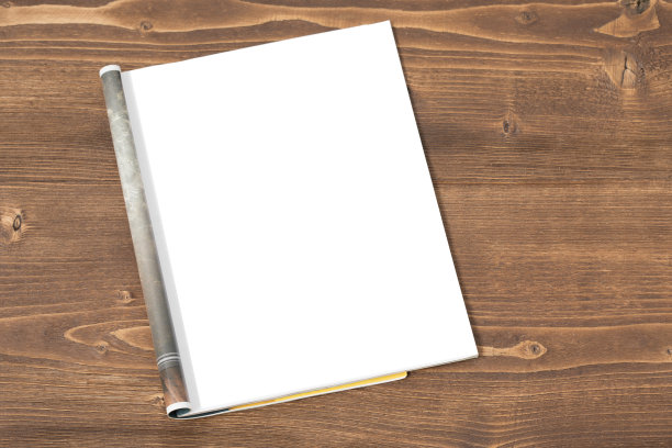 空白杂志上的木制背景图片下载