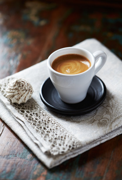 一杯浓咖啡加蛋白饼干图片下载