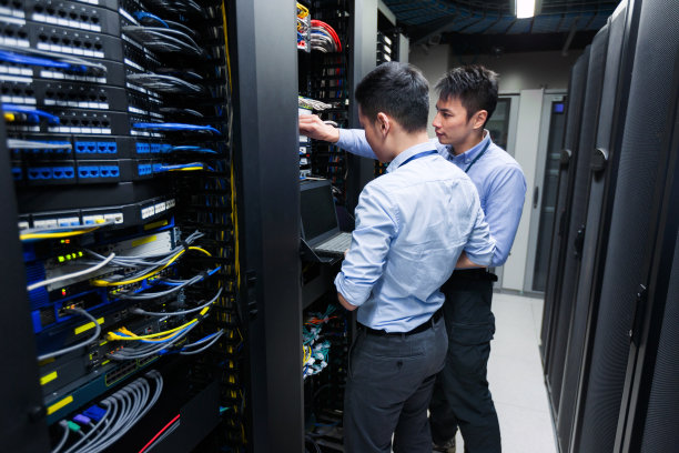 年轻IT工程师巡检数据中心服务器图片下载