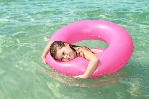 海边的快乐女孩图片下载