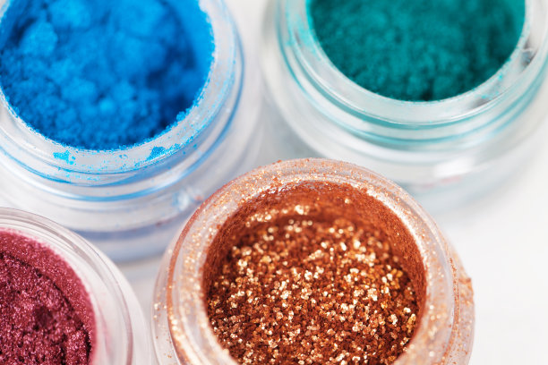 一套四玻璃罐金属光泽眼影图片下载