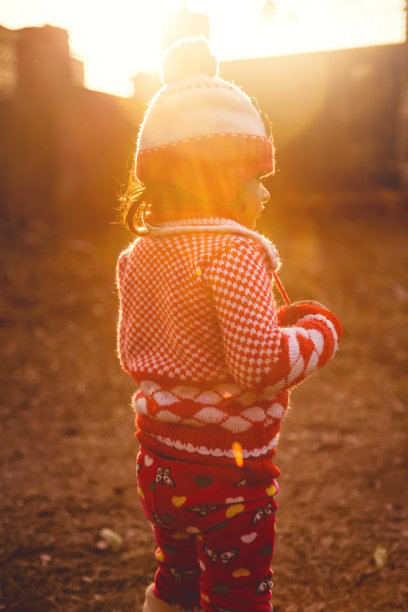 一个独自走在日落中的女孩图片下载