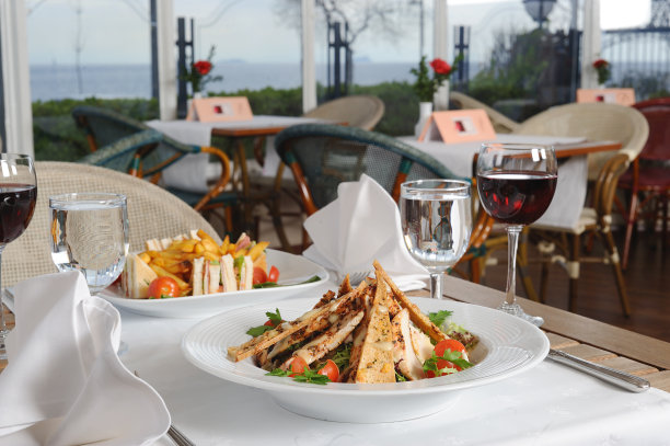 烤鸡沙拉配红酒图片下载