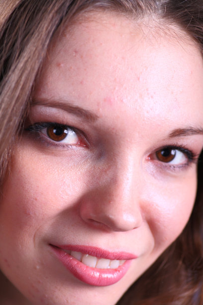 蓝色背景下年轻女子的脸图片下载