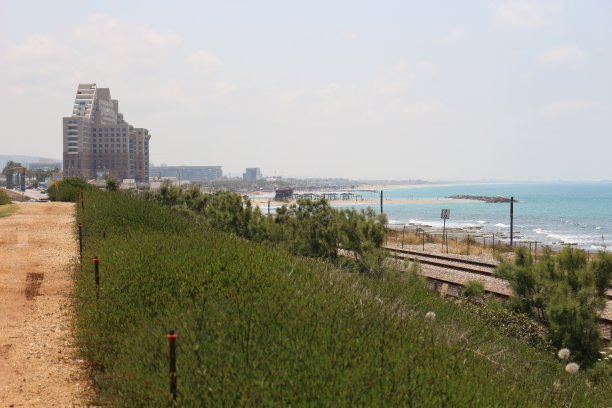 照片是在以色列海法拍摄的。模特就是我，瓦伦丁·刘易斯。我是一个时尚和美容博主。图片下载