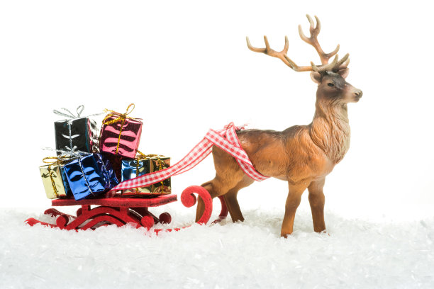 圣诞礼物放在雪橇上图片下载