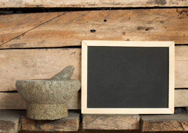 木制背景上的黑板和灰浆图片下载