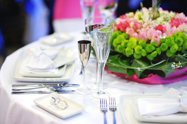 为聚会准备的餐桌图片下载