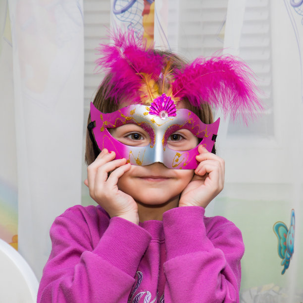 戴着红色狂欢节面具的年轻女孩素材图片