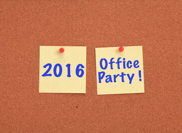 软木板上有两张黄色钞票，上面印着2016年办公室派对图片下载